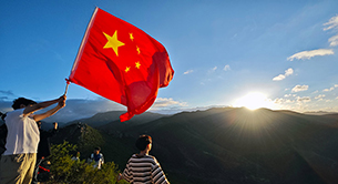 最是青山看不夠